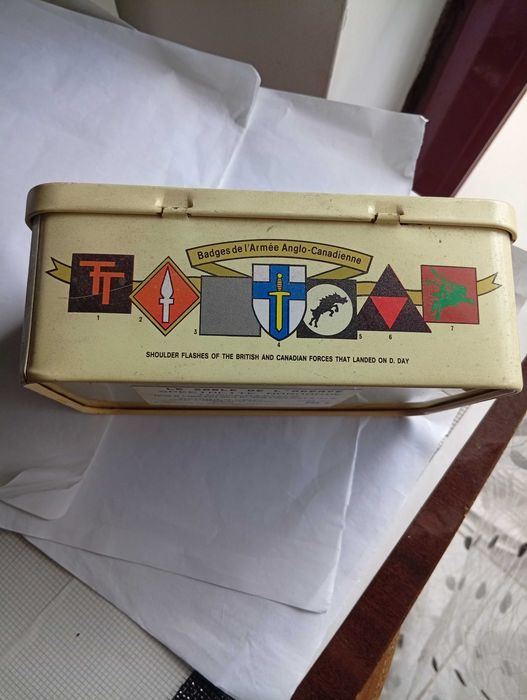RARA Lata de bolachas/biscoitos, vintage, alusão "DIA D"