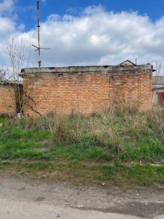 Гараж капітальний р-н 1-ї лікарні.Під ремонт або під розборку.