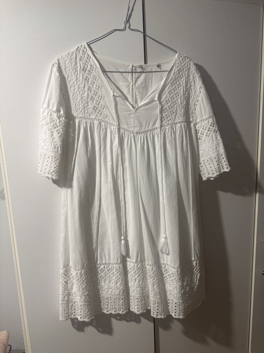 biala sukienka zara boho luzna z haftem wyszywana z krotkim rekawem
