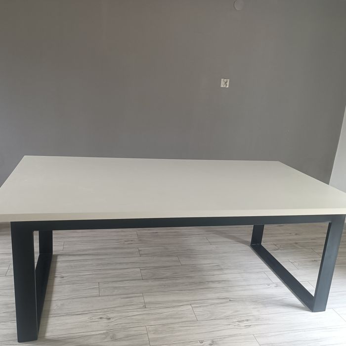 Stół do jadalni solidny