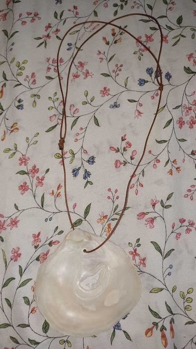 Colares artesanais de conchas e sementes