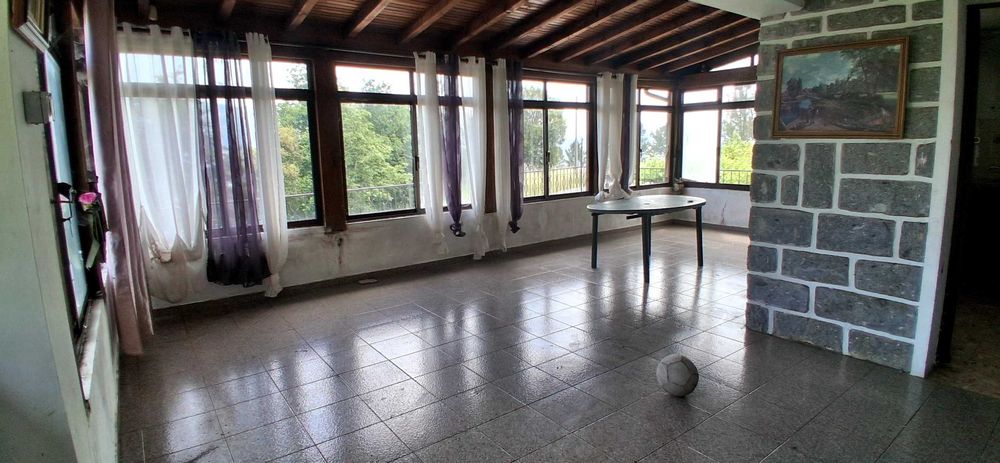 Casa espaçosa com anexos e jardim
