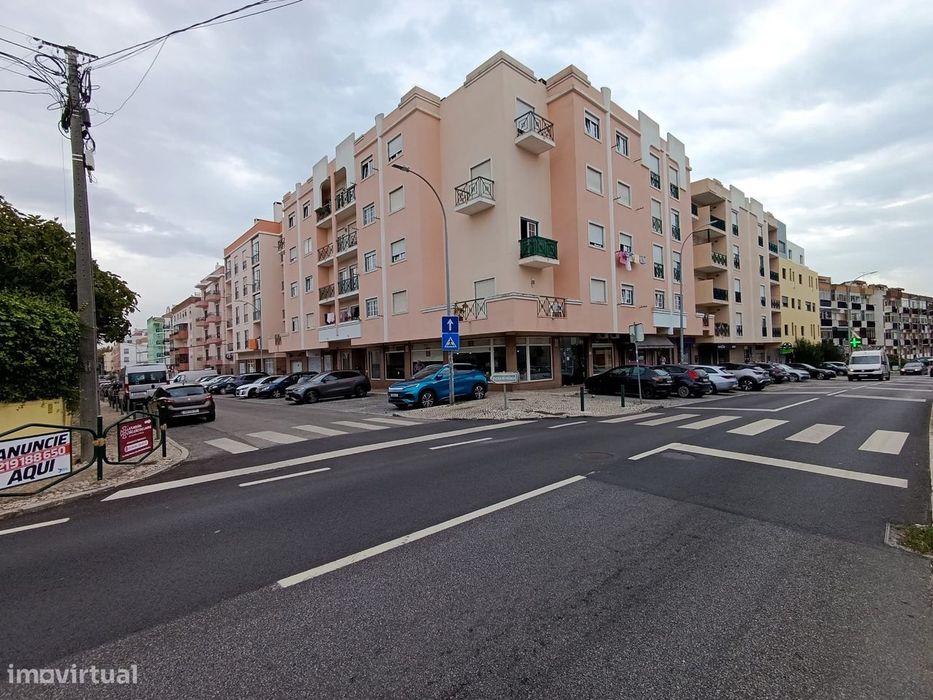Garagem com 30 m2 no Centro de Mem Martins