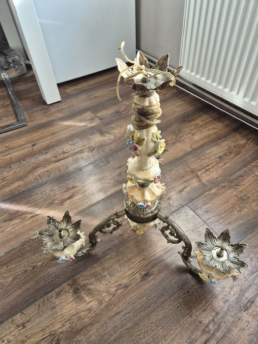 Stary piękny zyrandol mosiądz porcelana