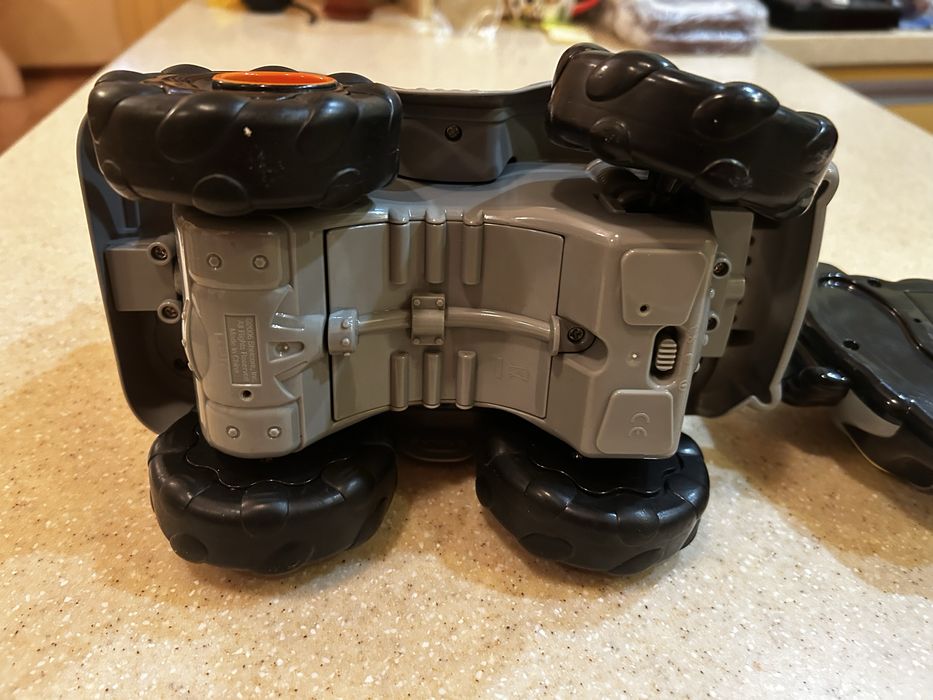 Машина на дистанционном управлении, б/у с музыкой и подсветкойу.