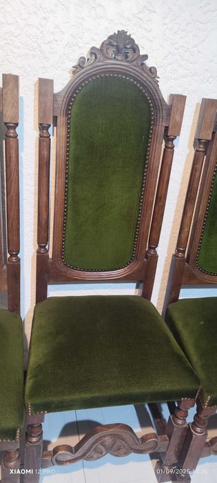 Cadeiras madeira e tecido verde