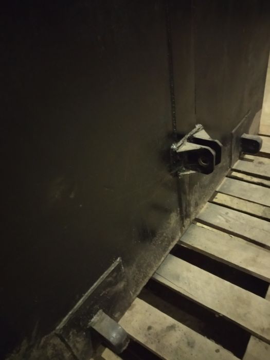 Навантажувач на задню навіску