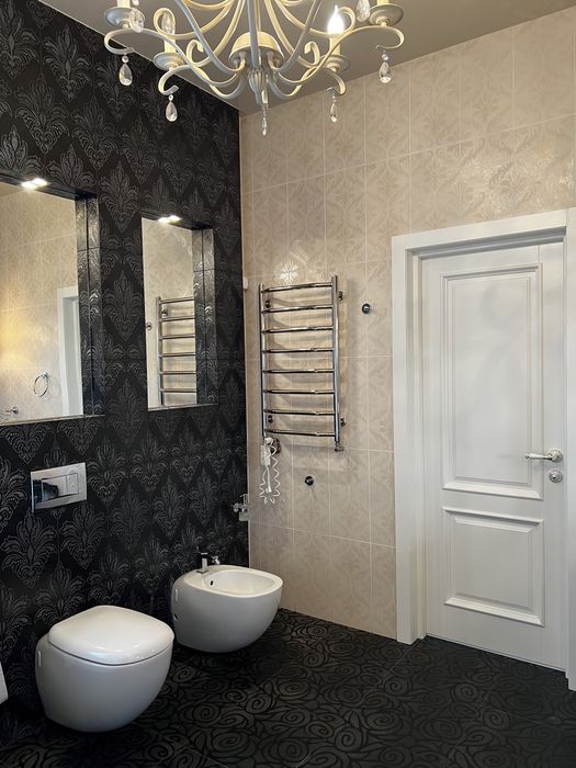 Будинок в районі вул. Буковинської (Беверлі Хіллс.) Є басейн