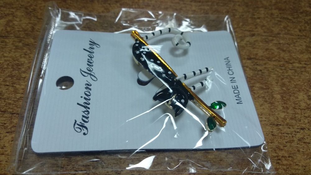 бижутерия брошка брошь кошка на дереве эмаль кот черный с белым