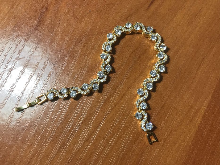 Браслет под золото с камушками новый