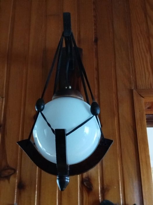Żyrandol, lampa, kula biala, z elementami drewna