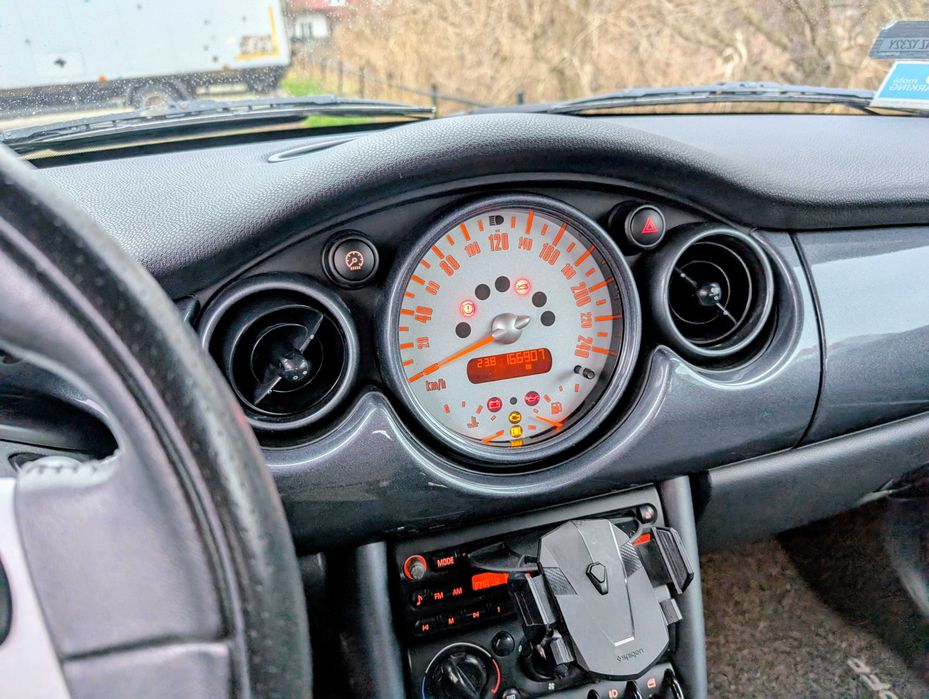 Mini Cooper z 2004 roku w dobrym stanie technicznym