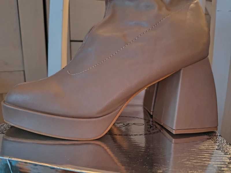 Buty botki na koturnie dekoracja cappuccino obcas