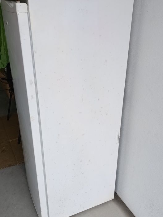 Frigorífico a trabalhar.