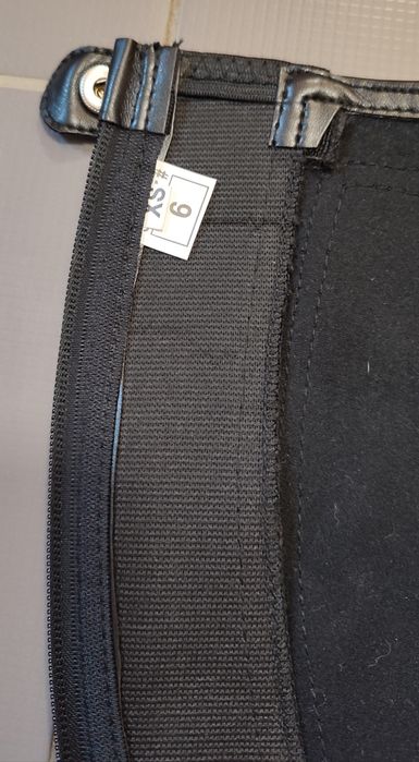 Czapsy CRW z gumami - skóra ekologiczna - XS dla dorosłych - z wadą