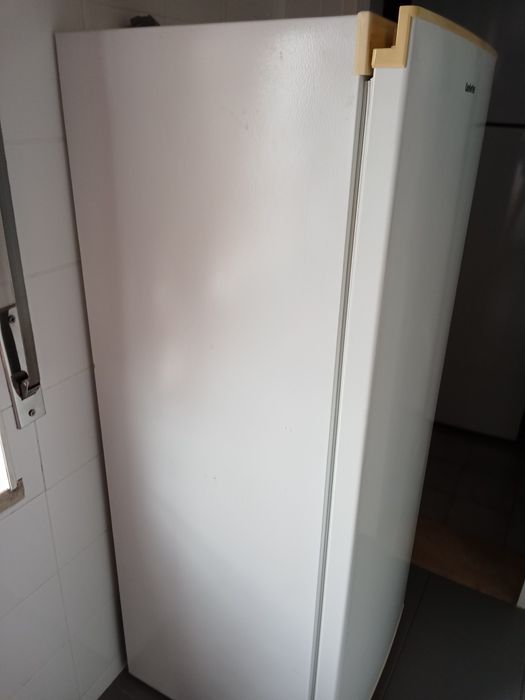 Arca vertical em bom estado