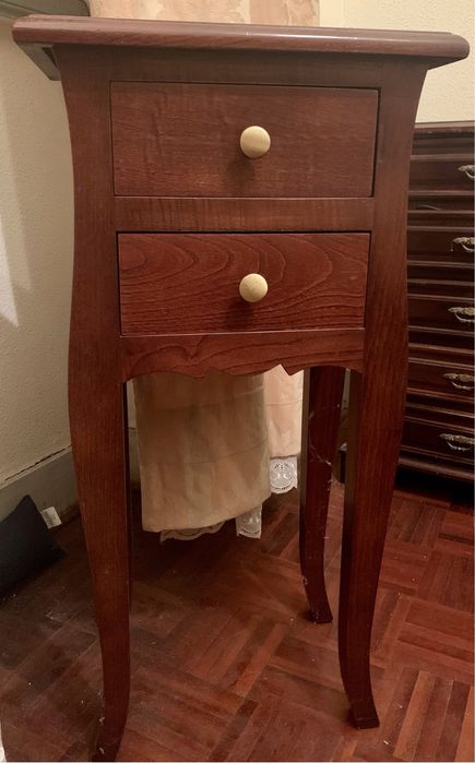 Mesinha de cabeceira em cerejeira