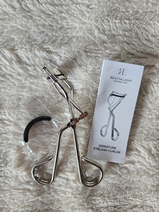 REVITALASH. Eyelash curler