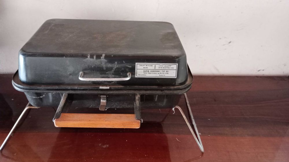 Grill turystyczny na nóżkach i zamykany