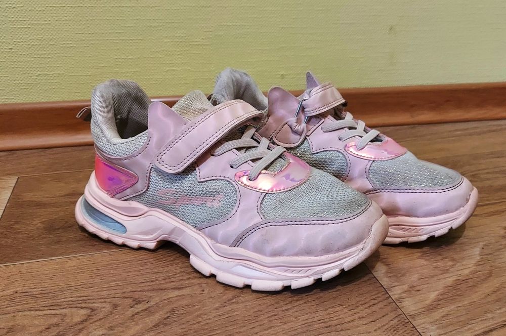 Продам кроссовки на девочку 34-35р. ( 22,5см.)