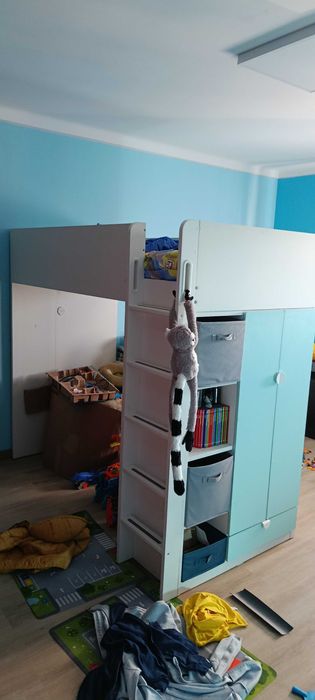 Cama de criança com guarda fatos e secretaria
