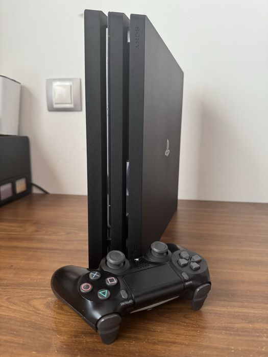 PlayStation 4 Pro + 1 Comando – Excelente Estado (sem caixa)