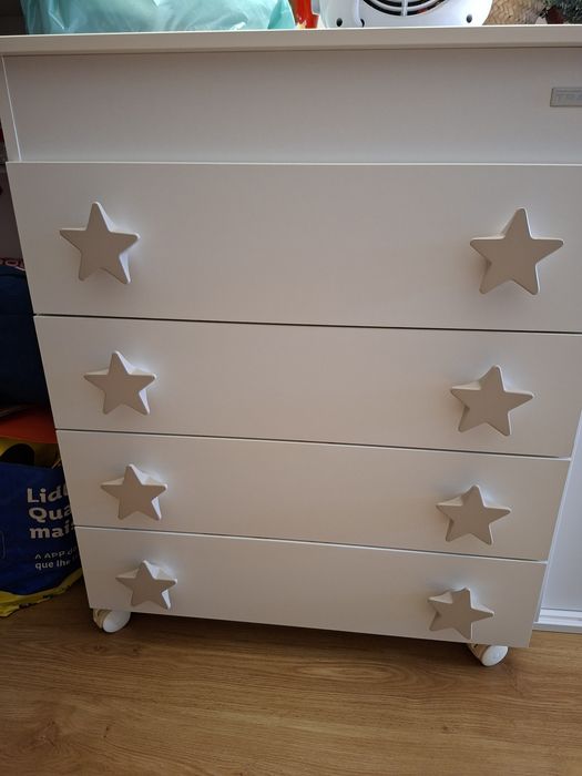 Cómoda de quarto de bebé Trama