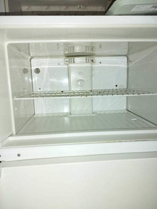 Frigorífico combinado grande em bom estado