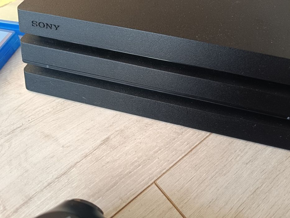 Konsola Ps4 Pro 1tb pad bezprzewodowy 2 gry