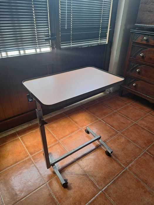 Mesa de apoio com altura ajustável