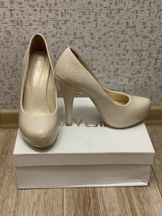 Туфлі на скритій платформі беж з візерунком на каблуці Vina Vestina