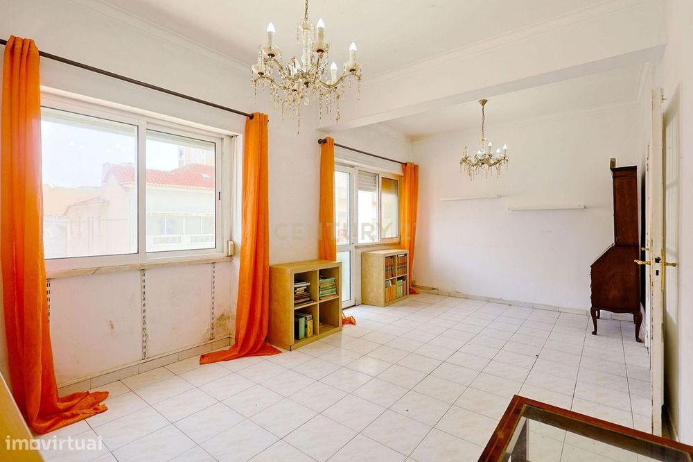 Apartamento T2, com Varanda e Terraço, Centro da Costa de Caparica.