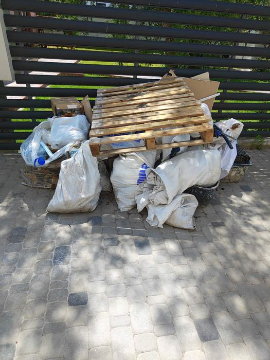 Вивіз хламу. Вивіз сміття. Вивіз строй мусора.