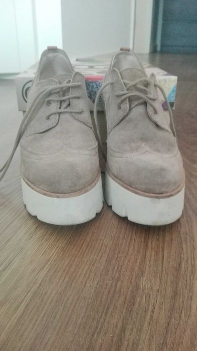Sapatos de cunha senhora em camurça taupe. Marca calçado Guimarães.