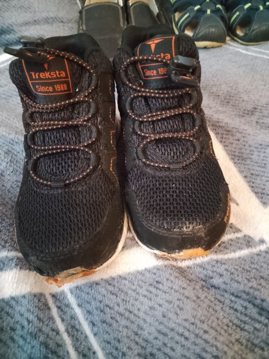 Віддам безкоштовно дитяче взуття 27 розміру