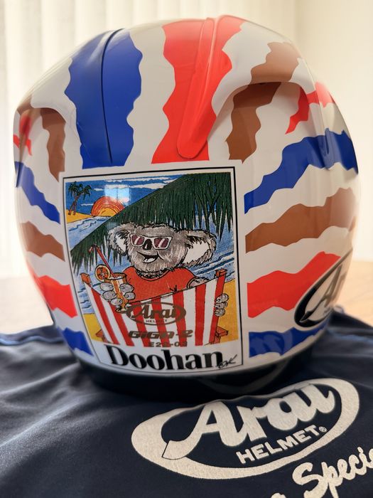 Capacetes Arai e Shoei