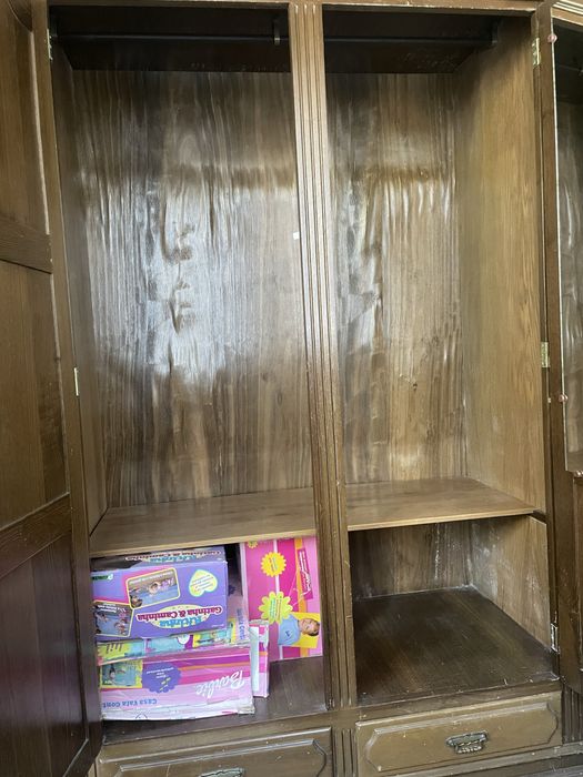 Armário roupa com espelho interior