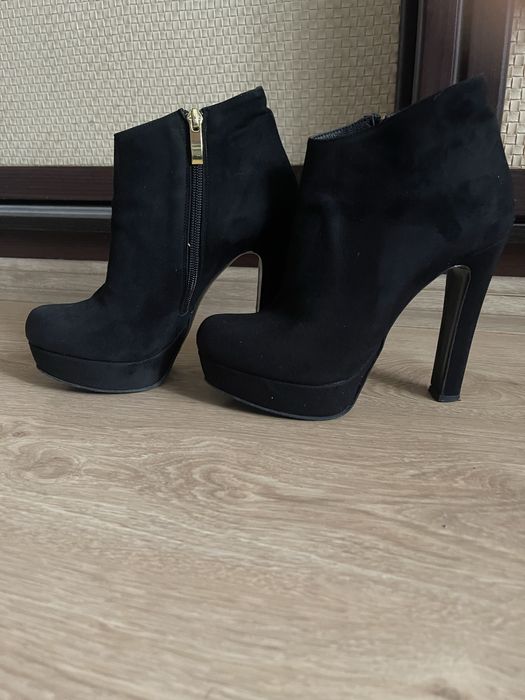 Ботильйони чорні замшеві, 38 р