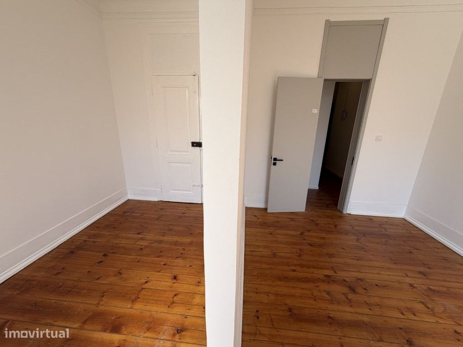 Venda de Apartamento com 7 assoalhadas na Avenida Almirante Reis