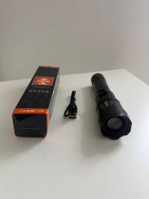 Lanterna LED potente c/ zoom – USB‑C, 3 modos (SOS) e visor bateria - Portes gratuitos