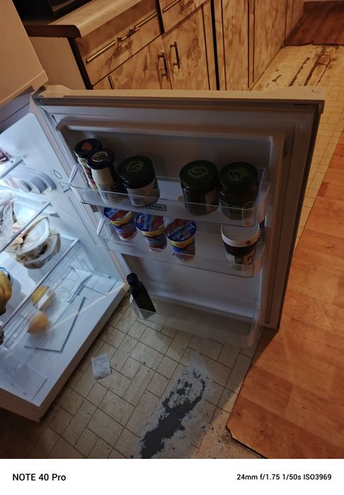 Sprzedam lodówkę czteroletnią sama się odmraża  w bardzo dobrym stanie