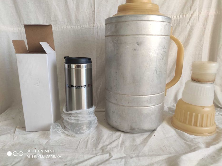 Термос помповый на 4 л, новый, термос-кружка на 350мл, новая.