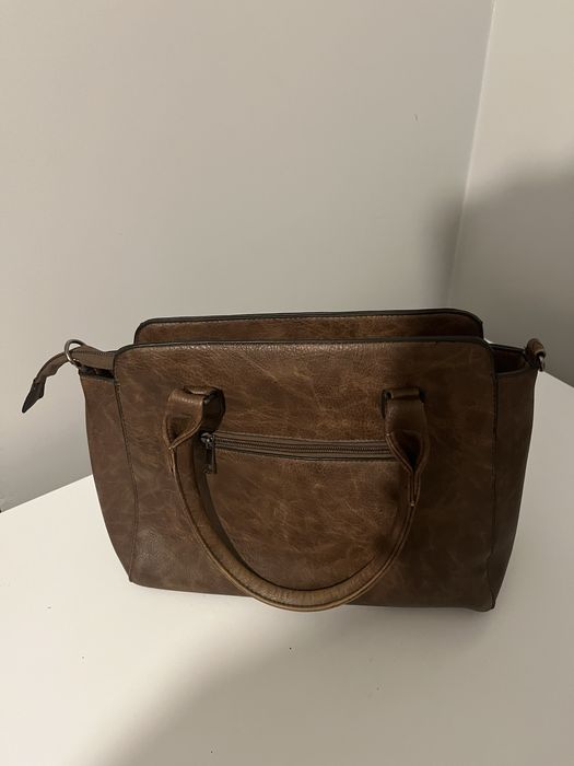 Elegancka damska torebka brązowa – klasyczna, pojemna, stylowa