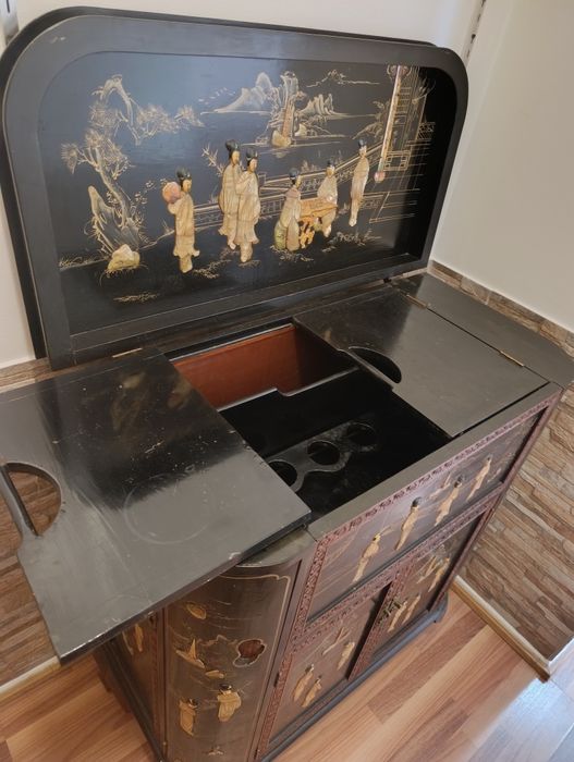 Conjunto de Mobiliário de Luxo - Estilo Oriental e Clássico (Móvel Bar