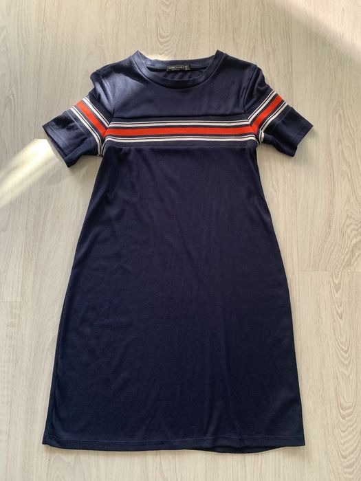 Granatowa sukienka Bershka