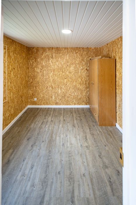 Arrendo casa com 3 quartos, quintal, arrecadação.