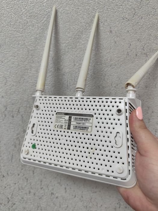 Продам роутер  tenda f3