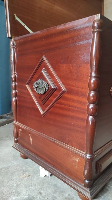 Baú com pegas em metal