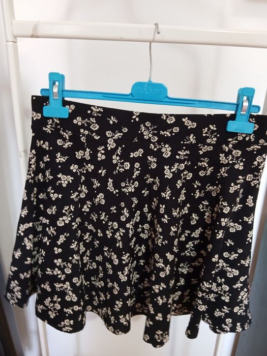 Saia curta preta e branca flores tamanho L