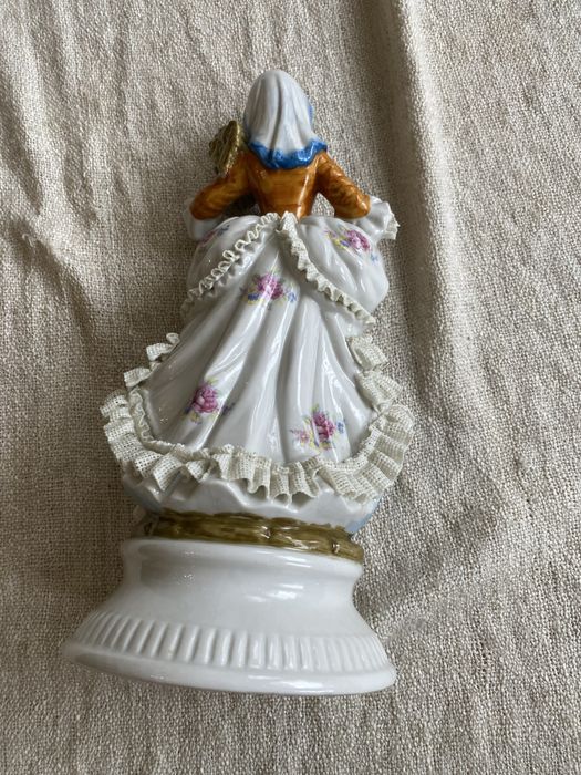 Статуэтка фарфоровая кружевная большая Дама 38 см